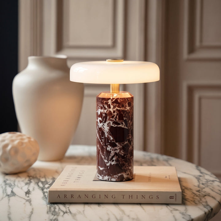 Trådløs bordlampe i marmor og glas